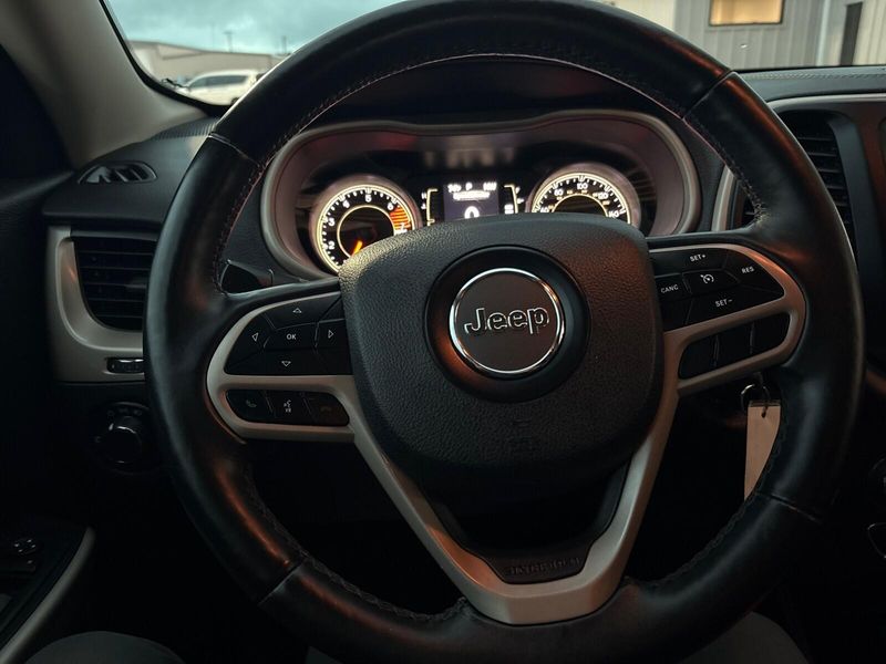 Used 2017 Jeep Cherokee AltitudeImage 14