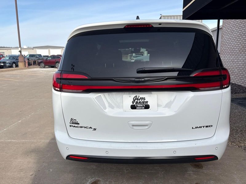 Used 2025 Chrysler Pacifica LimitedImage 11