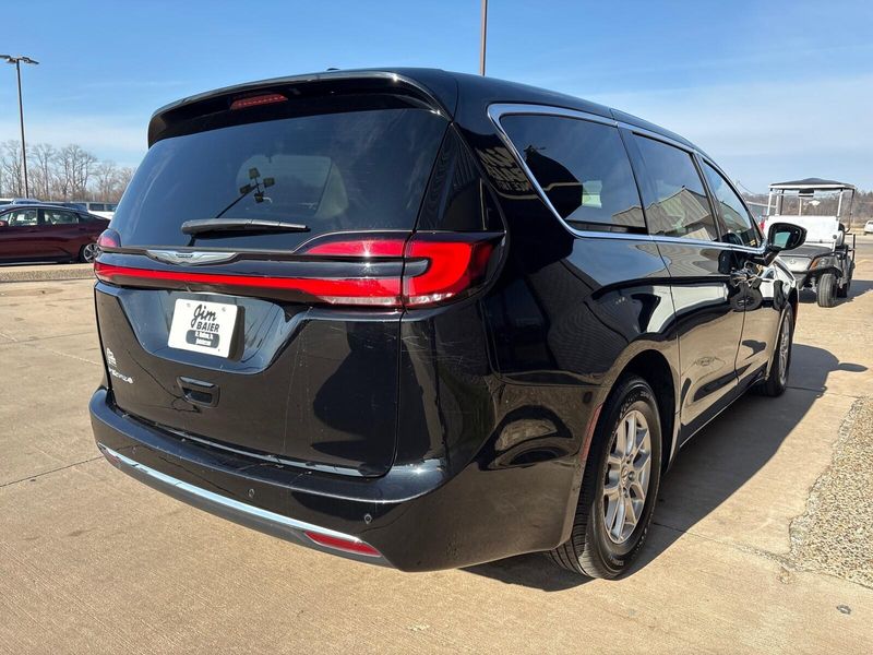 Used 2024 Chrysler Pacifica Touring LImage 9