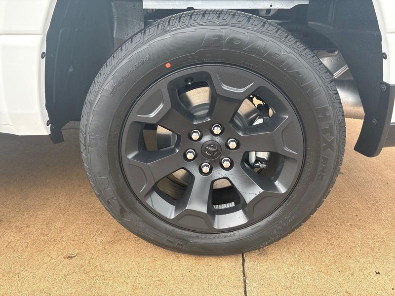 New 2027 RAM 1500 Express Crew Cab 4x4 5