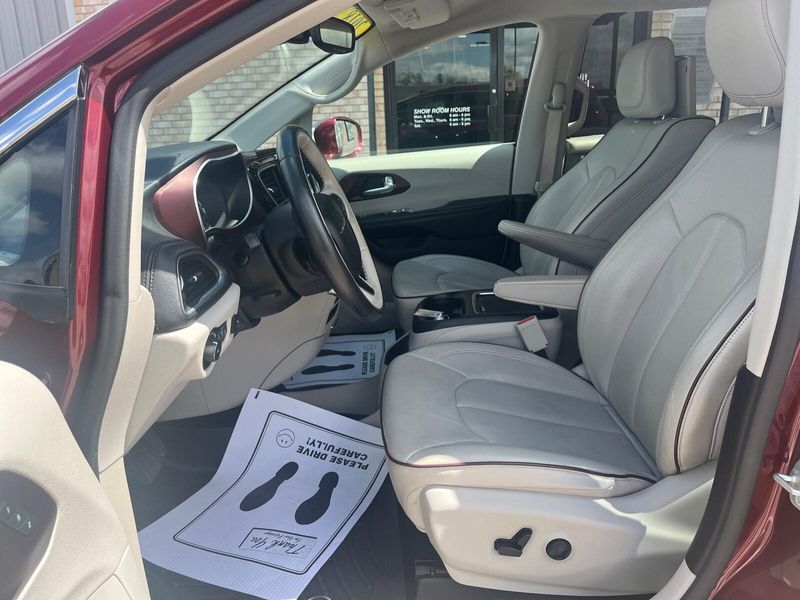 2018 Chrysler Pacifica LimitedImage 3