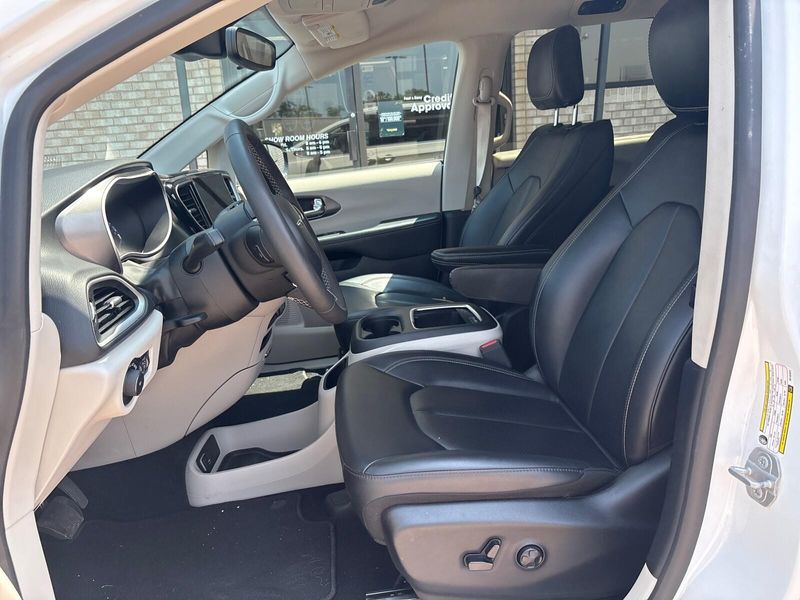 Used 2024 Chrysler Pacifica Touring LImage 3