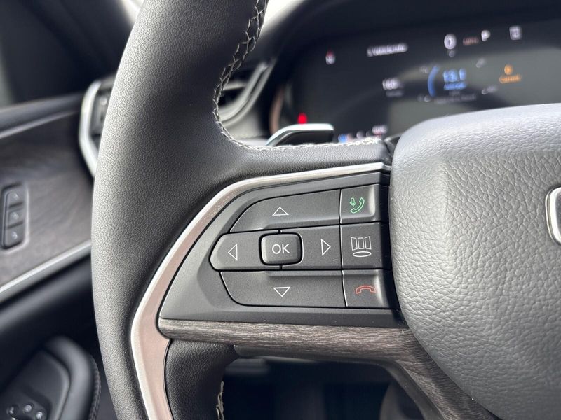 New 2026 Jeep Grand Cherokee L Limited 4x4Image 16