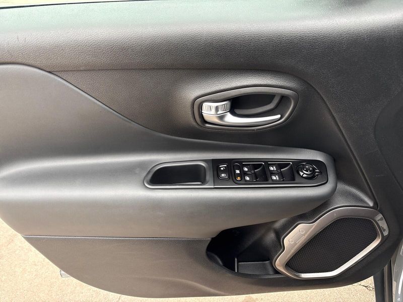 Used 2022 Jeep Renegade LatitudeImage 12