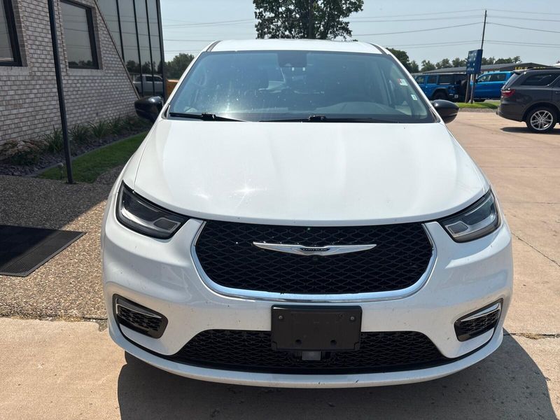 Used 2024 Chrysler Pacifica Touring LImage 7