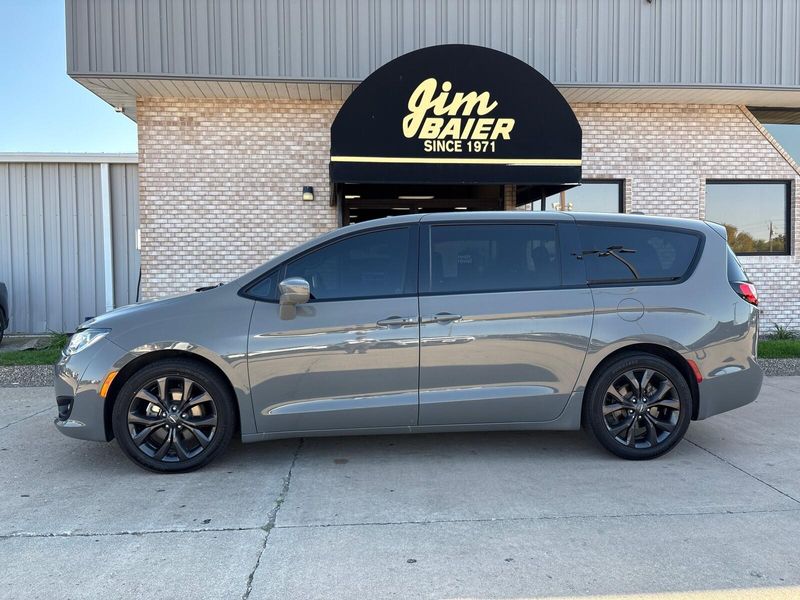 2020 Chrysler Pacifica Touring photo 2