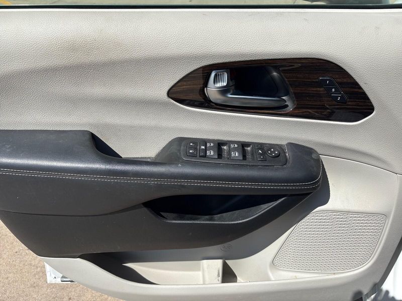 Used 2023 Chrysler Pacifica LimitedImage 13