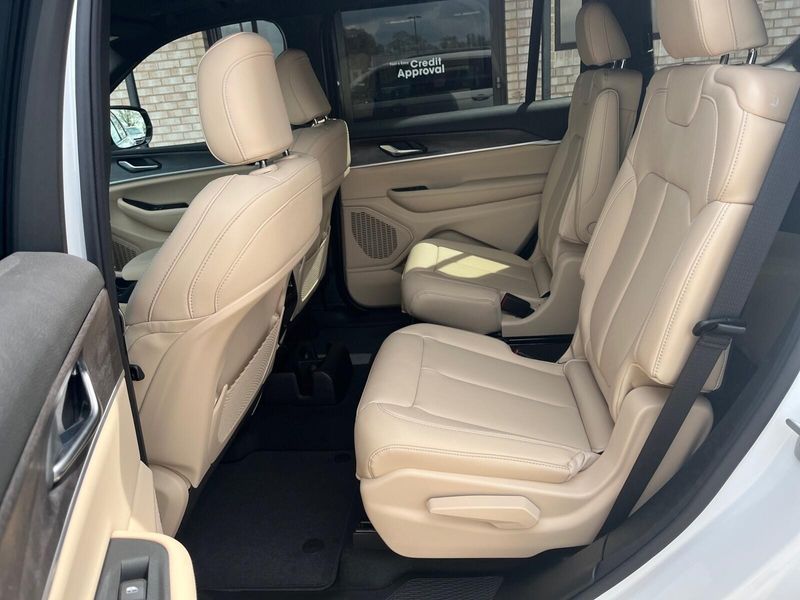 2025 Jeep Grand Cherokee L Limited 4x4Image 4