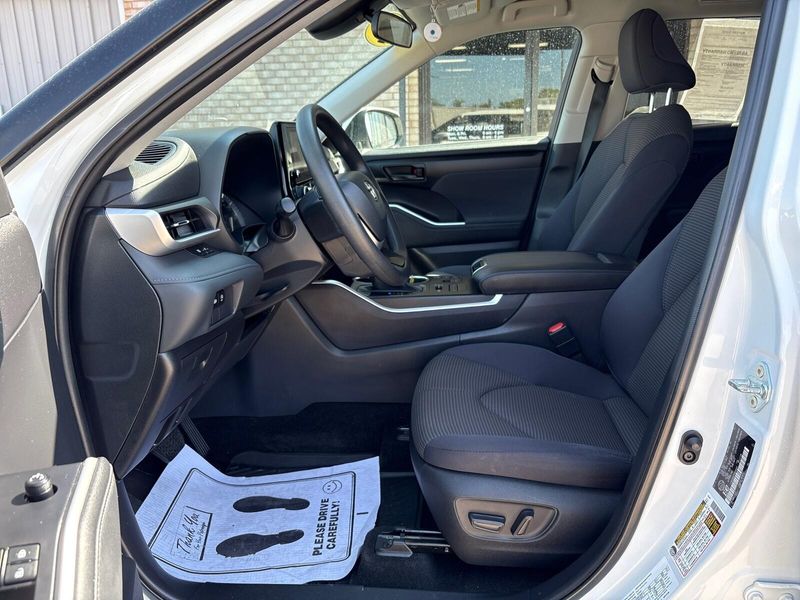 Used 2023 Toyota Highlander LImage 3