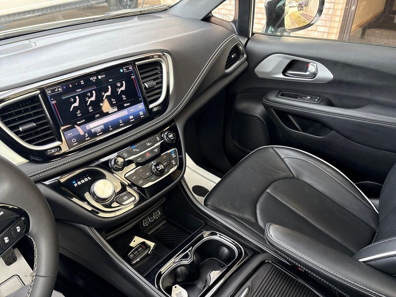 Used 2025 Chrysler Pacifica LimitedImage 17