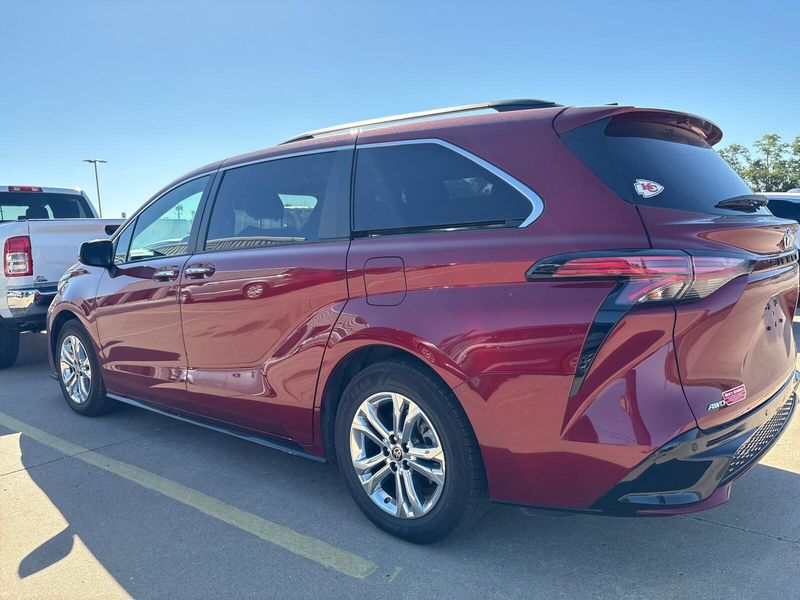 Used 2022 Toyota Sienna XSEImage 3