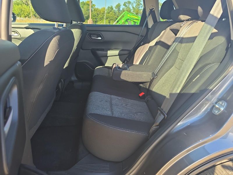 Used 2025 Nissan Rogue SVImage 4