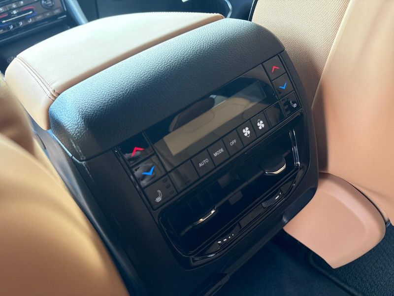 New 2025 Jeep Grand Cherokee Summit 4x4Image 5