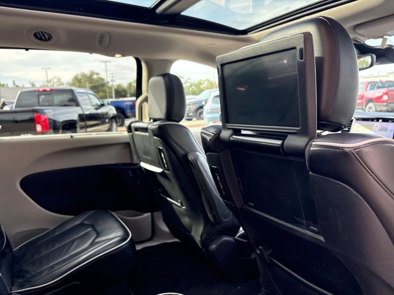 Used 2023 Chrysler Pacifica LimitedImage 6