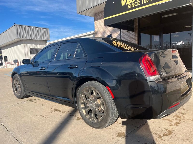 2016 Chrysler 300 300SImage 10