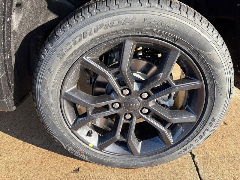 New 2025 Jeep Grand Cherokee Limited 4x4Image 13