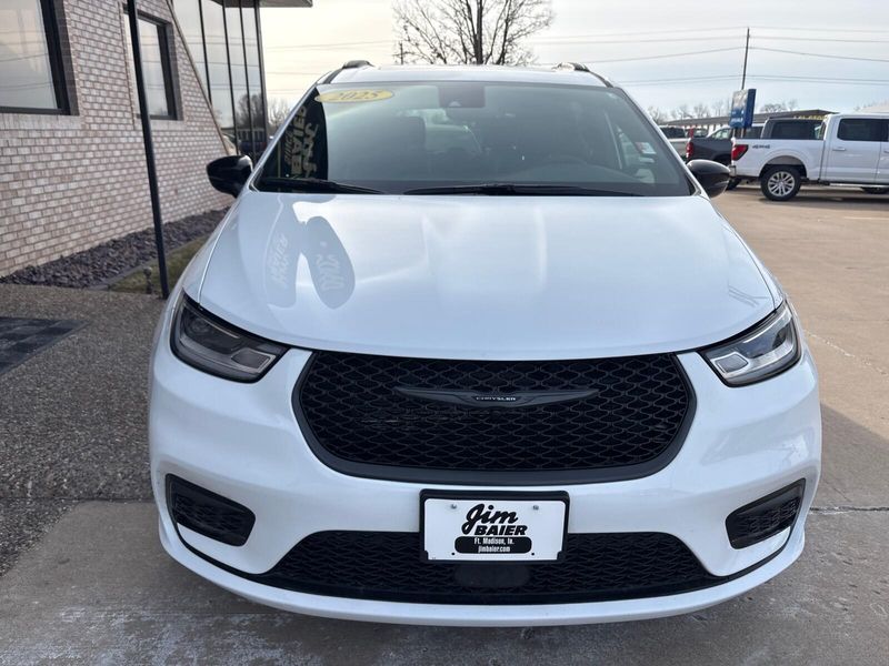 Used 2025 Chrysler Pacifica LimitedImage 7