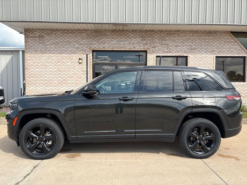 Used 2023 Jeep Grand Cherokee LimitedImage 2