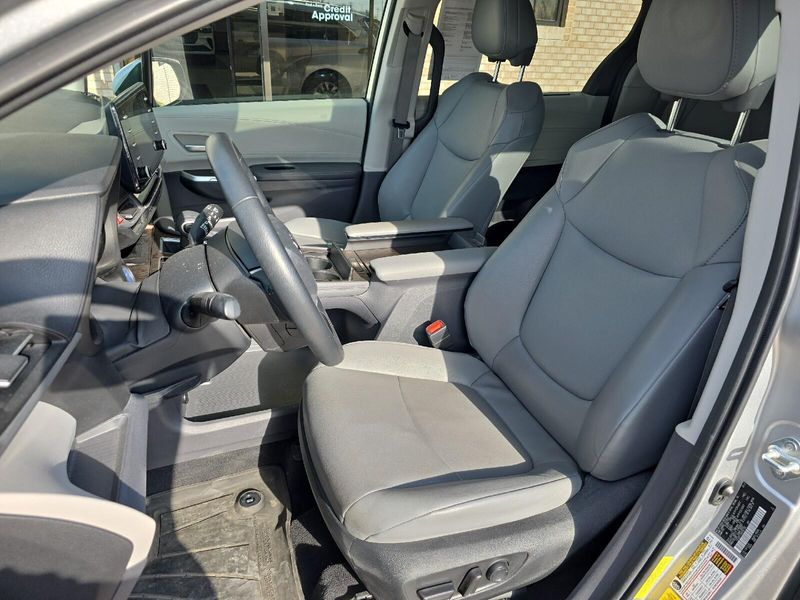 2022 Toyota Sienna XLEImage 4