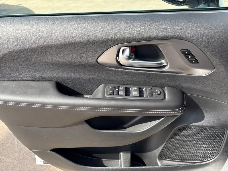 New 2026 Chrysler Pacifica SelectImage 12