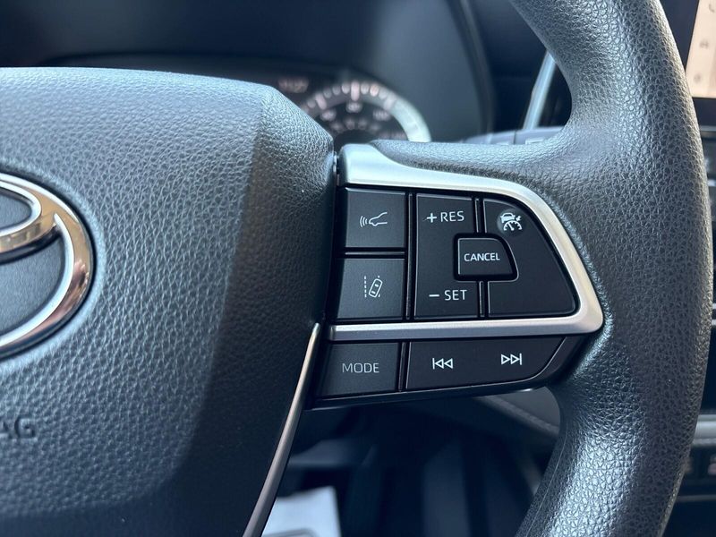 Used 2023 Toyota Highlander LImage 15