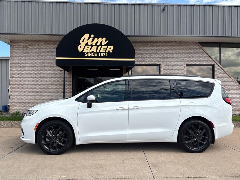 2023 Chrysler Pacifica Touring L photo 2