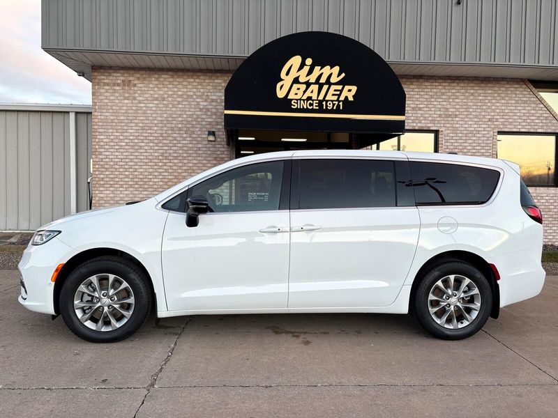 New 2026 Chrysler Pacifica Select AwdImage 2