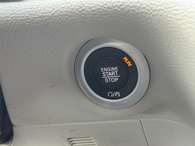 Used 2023 Chrysler Pacifica Touring LImage 19