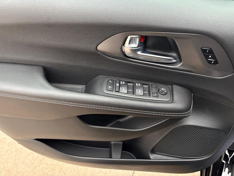 New 2026 Chrysler Pacifica Select AwdImage 15