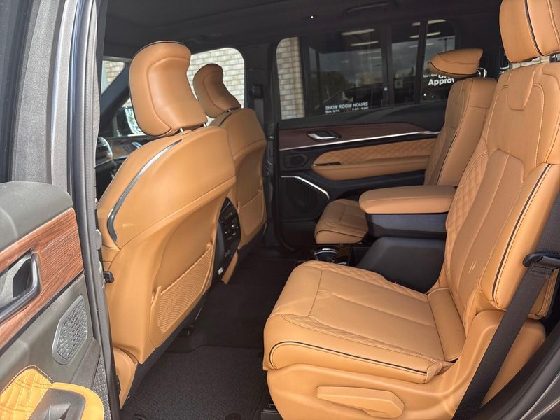 New 2025 Jeep Grand Cherokee L Summit 4x4Image 4