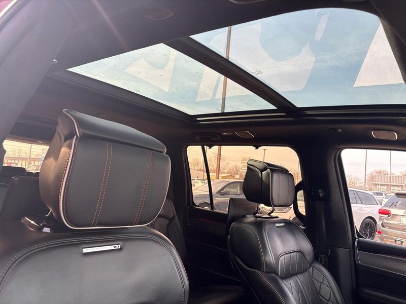 2022 Jeep Grand Wagoneer Series IIIImage 11