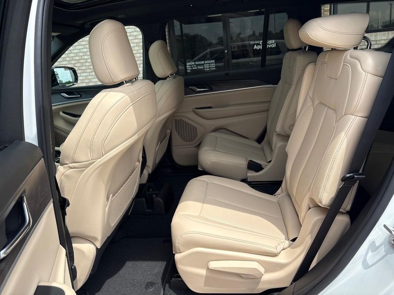New 2025 Jeep Grand Cherokee L Limited 4x4Image 4
