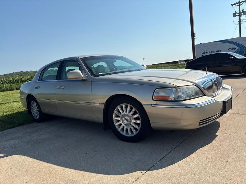 Used 2004 Lincoln Town Car SignatureImage 3