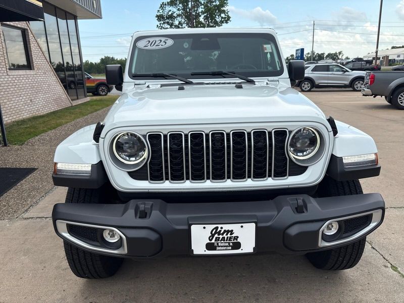 2025 Jeep Wrangler 4-door SaharaImage 5
