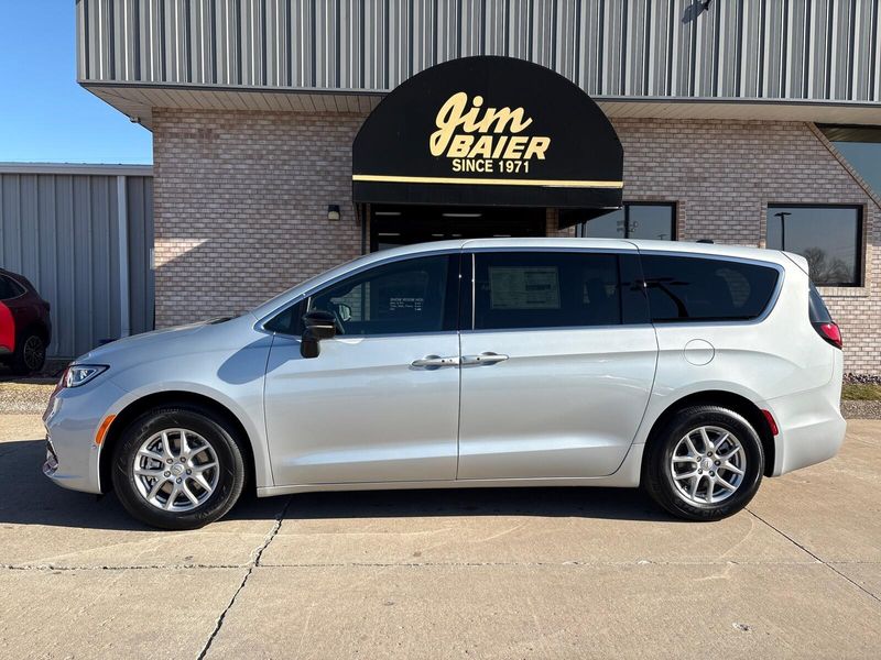 New 2026 Chrysler Pacifica SelectImage 2