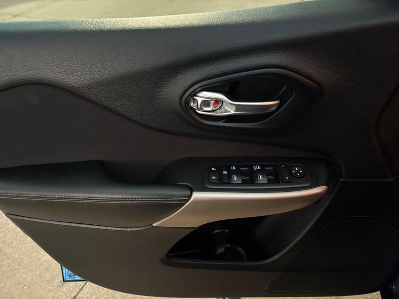 Used 2017 Jeep Cherokee AltitudeImage 9