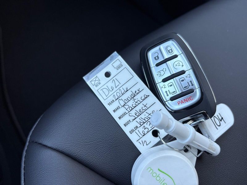 New 2026 Chrysler Pacifica SelectImage 24