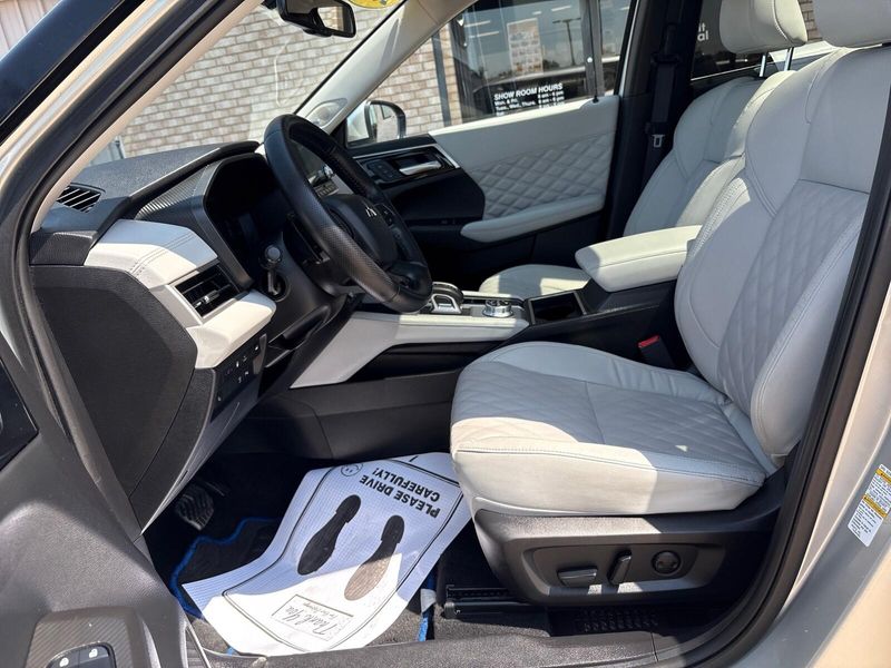 Used 2024 Mitsubishi Outlander PHEV SELImage 3