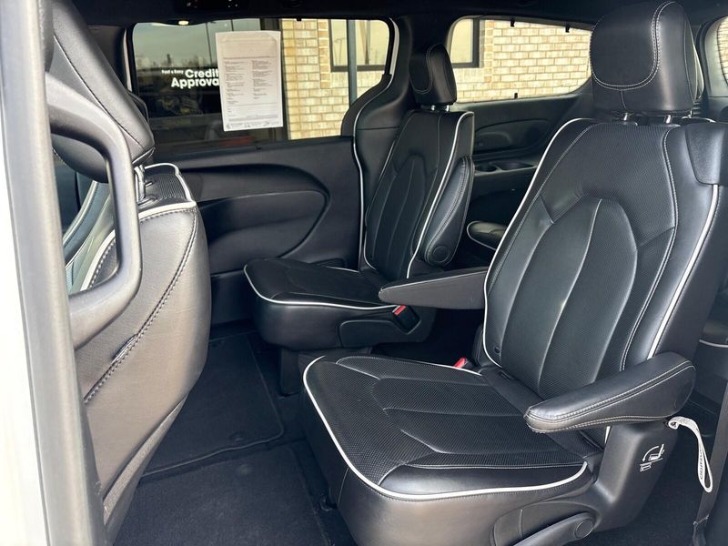 Used 2025 Chrysler Pacifica LimitedImage 4