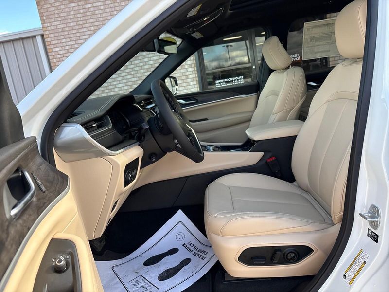 New 2025 Jeep Grand Cherokee L Limited 4x4Image 3