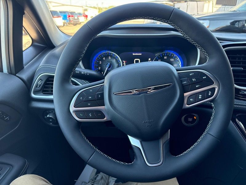 New 2026 Chrysler Pacifica SelectImage 15