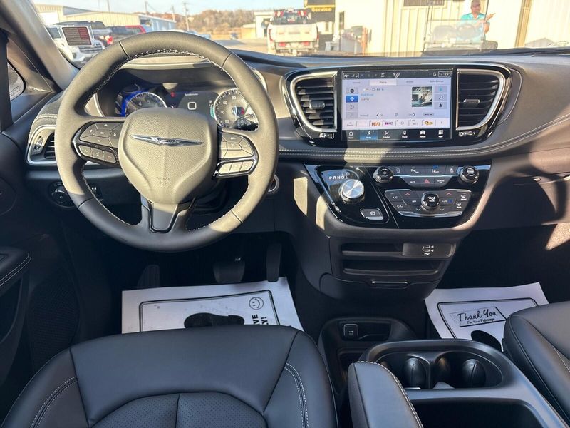 New 2026 Chrysler Pacifica SelectImage 6