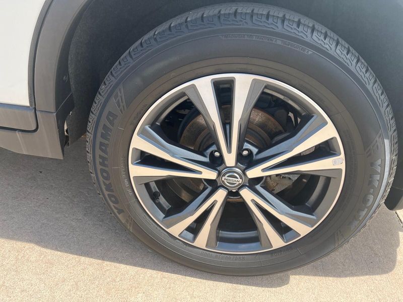 2019 Nissan Rogue SVImage 12