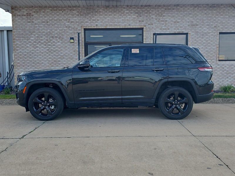 Used 2023 Jeep Grand Cherokee LimitedImage 2