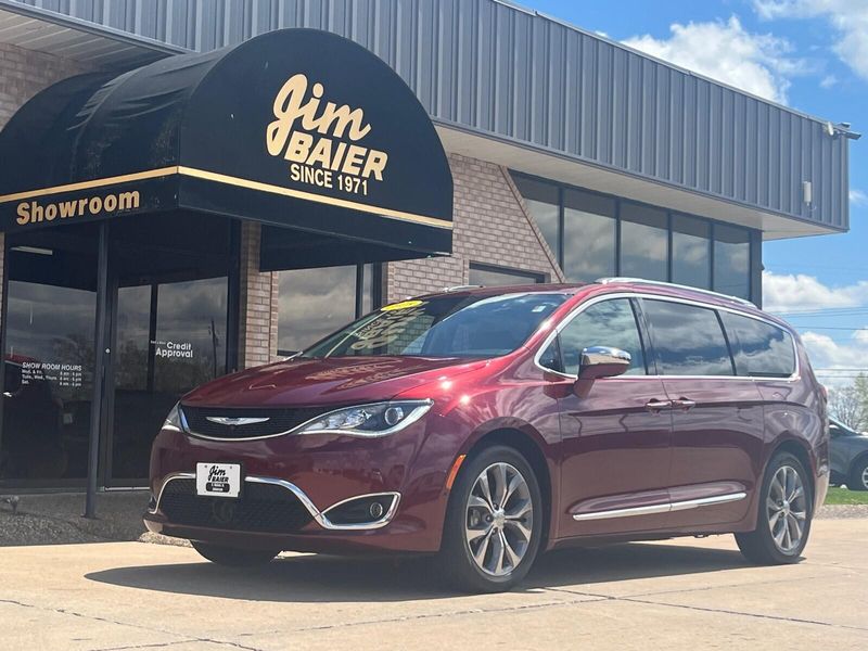 2018 Chrysler Pacifica LimitedImage 1