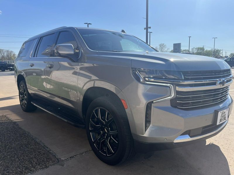 2023 Chevrolet Suburban LTImage 9