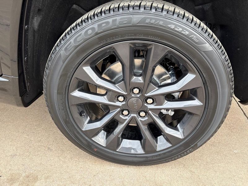 New 2026 Jeep Grand Cherokee L Limited Reserve 4x4Image 14