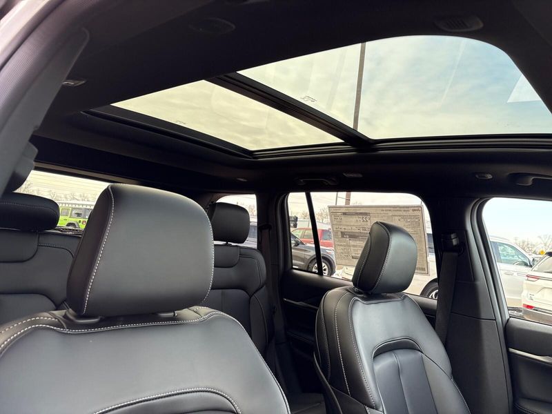 New 2025 Jeep Grand Cherokee Limited 4x4Image 8