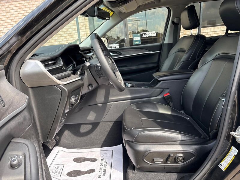Used 2023 Jeep Grand Cherokee LimitedImage 3