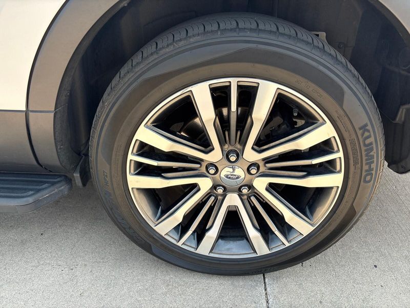 2019 Ford Explorer PlatinumImage 14